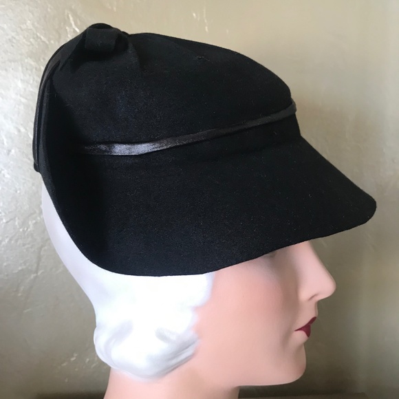 SPLENDID 1930s\' BLACK FELT CLOCHE WITH TOPSTITCHING AND SHINY FABRIC TRIM main image 4